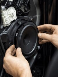 Gamyklinio garsiakalbio keitimas automobilio duryse iš arti