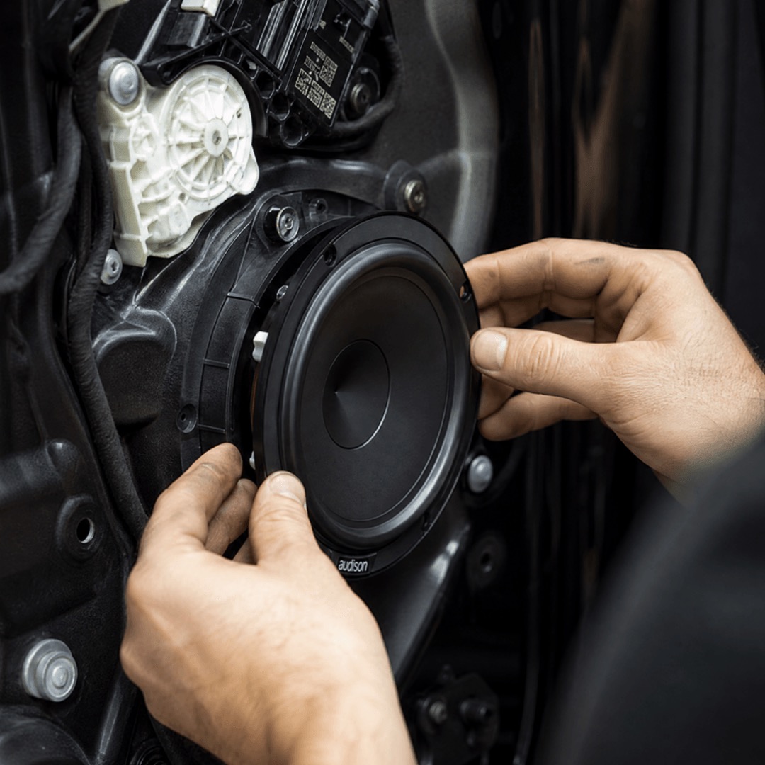 Gamyklinio garsiakalbio keitimas automobilio duryse iš arti